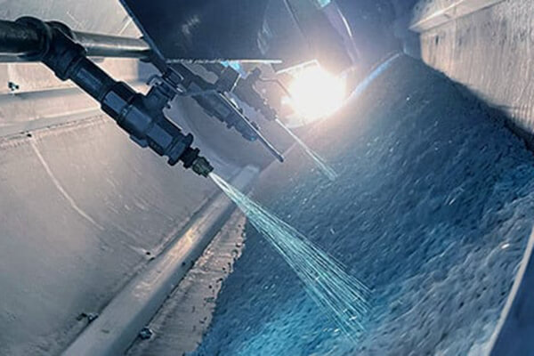 Pulvérisation de liquide sur machine d'enrobage d'engrais
