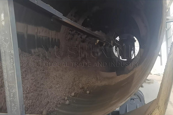 dispositif de pulvérisation de liquide pour la granulation d'engrais humide