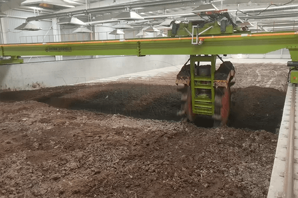 retourneur de compost à deux roues pour la gestion des déchets organiques à grande échelle